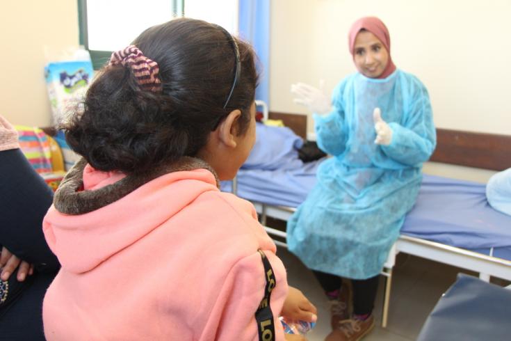 Salwa, de 11 años, habla con Sheima Esmaiel Odeh, promotora de salud de Médicos Sin Fronteras.