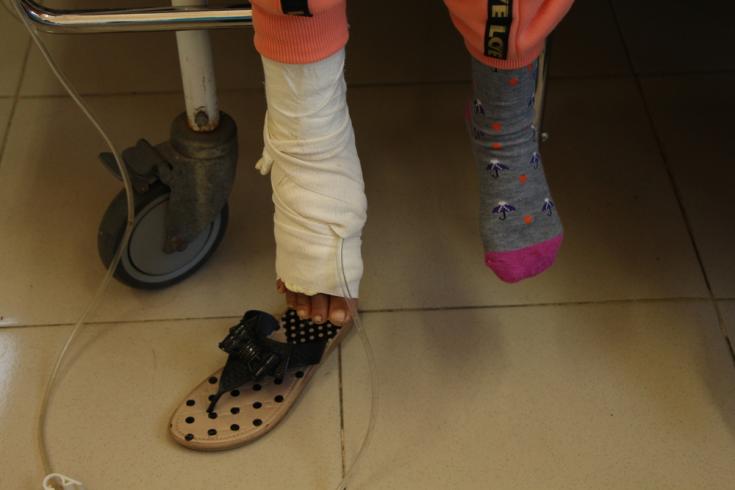Salwa, de 11 años, se sienta en su habitación en el Hospital Dar Salam, apoyado por Médicos Sin Fronteras, en el sur de Franja de Gaza. Sufrió fracturas abiertas en su pie derecho y lesiones en los tejidos blandos.