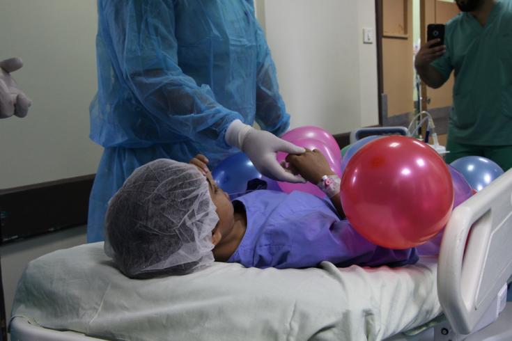 Salwa, de 11 años, antes de ingresar al quirófano en el Hospital Dar Salam para una cirugía.