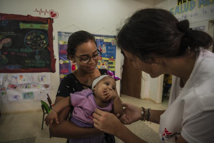 Juznedi tiene 17 años y trajo a su hija Juli Angel (de 8 meses) al ambulatorio de MSF para vacunarla.