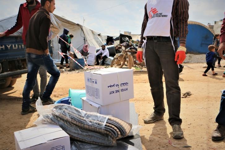 Nuestros equipos distribuyen carpas y artículos de primera necesidad en en el área de Abo Obaida, en Siria.