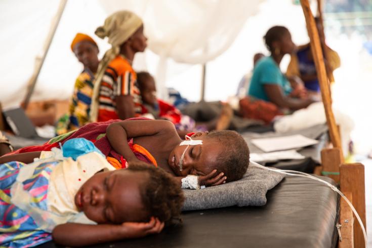 Marceline (2 años de edad) y Cristo (1 año de edad) son tratados por sarampión con complicaciones, en carpas de aislamiento de MSF en el hospital del distrito de Baboua, República Centroafricana.