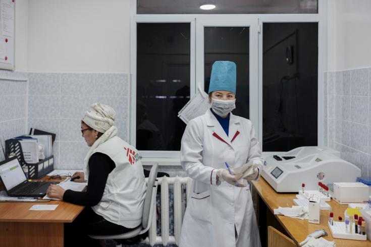 El equipo técnico de Médicos Sin Fronteras (MSF) y el Ministerio de Salud están preparando resultados en el laboratorio recientemente renovado por MSF, en el hospital de Aydarken, Kirguistán.