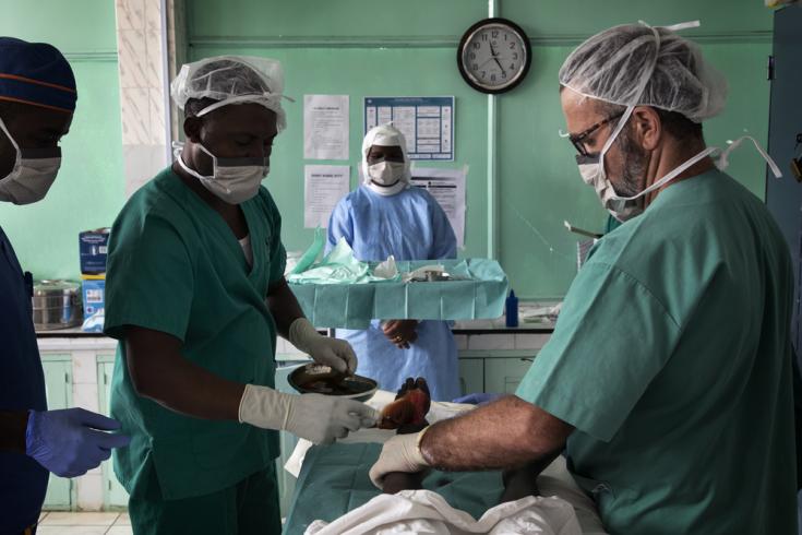 Los cirujanos de Médicos Sin Fronteras (MSF) atendiendo a un paciente que sufrió un accidente de moto. Está siendo tratado en el hospital Saint Mary Soledad en Bamenda, noroeste de Camerún. . La foto fue tomada a principios de marzo de 2020, antes de que la pandemia de COVID-19 golpeara la región.