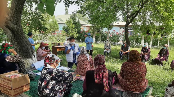 El personal de MSF organiza una sesión de información para la salud sobre COVID-19 en Aydarken, Kirguistán.