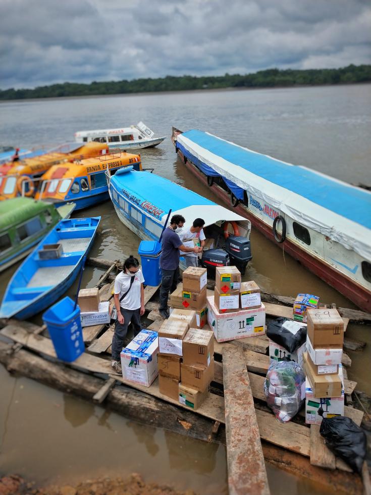 El equipo de Médicos Sin Fronteras listo para dirigirse a Caballito por el río, en la región amazónica de Perú.