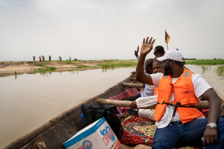 El equipo de vacunación de MSF llega en canoa a la aldea de Tassakane, región de Tombuctú, en el norte de Mali.