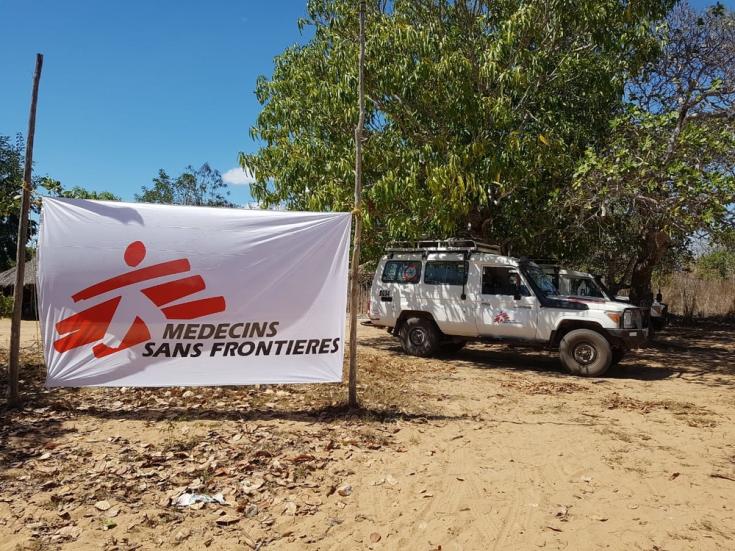 Bandera y vehículo de MSF en el centro de alojamiento temporal 25 de Junho en Metuge. La clínica móvil de MSF permitió el acceso a la atención médica a desplazados internos y comunidades de acogida afectadas por el conflicto en curso en Cabo Delgado.