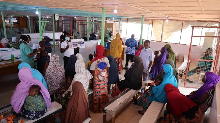 Mujeres junto a sus hijos en los centros de alimentación de MSF en Nigeria. 