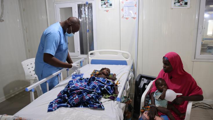 Niño en estado crítico debido a su desnutrición severa en un hospital de Nigeria. 