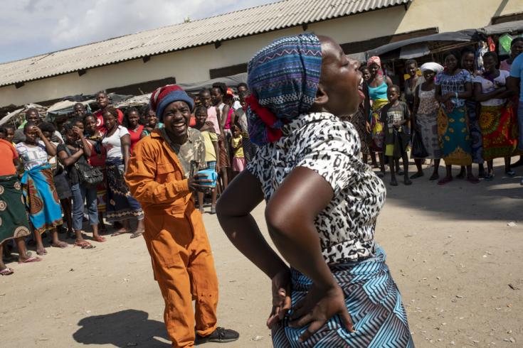 Teatro callejero en Mozambique para frenar el brote de cólera