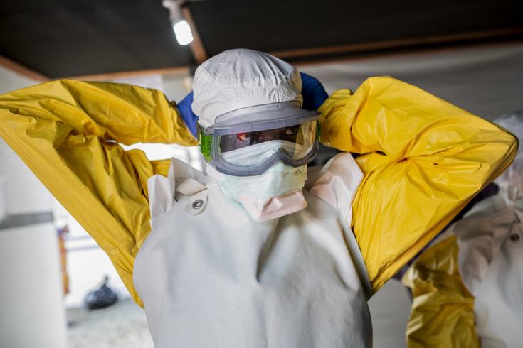 Personal médico con traje de protección contra el Ébola, República Democrática del Congo.